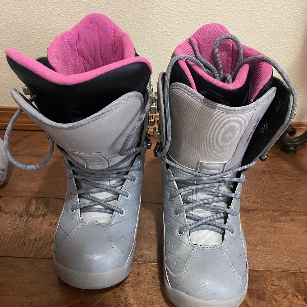 Lamar woman’s snowboard boots
